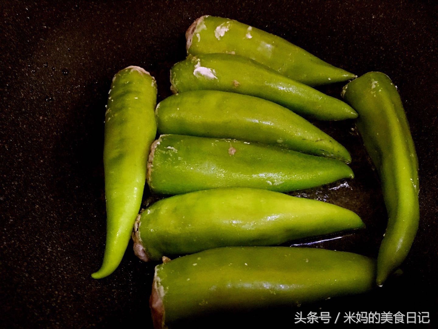 图片[8]-肉酿虎皮青椒做法步骤图 每周吃几回都不腻实在赞-起舞食谱网