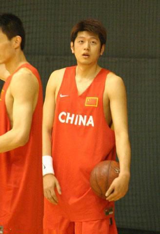 中国nba选秀有哪些人(国内14位参加过NBA选秀的球员，姚明易建联领衔，一人拿过总冠军)