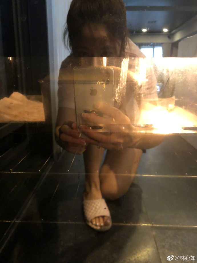 林心如素颜为爱女做蛋糕，穿家居服秀火辣身材，4岁小海豚似妈咪