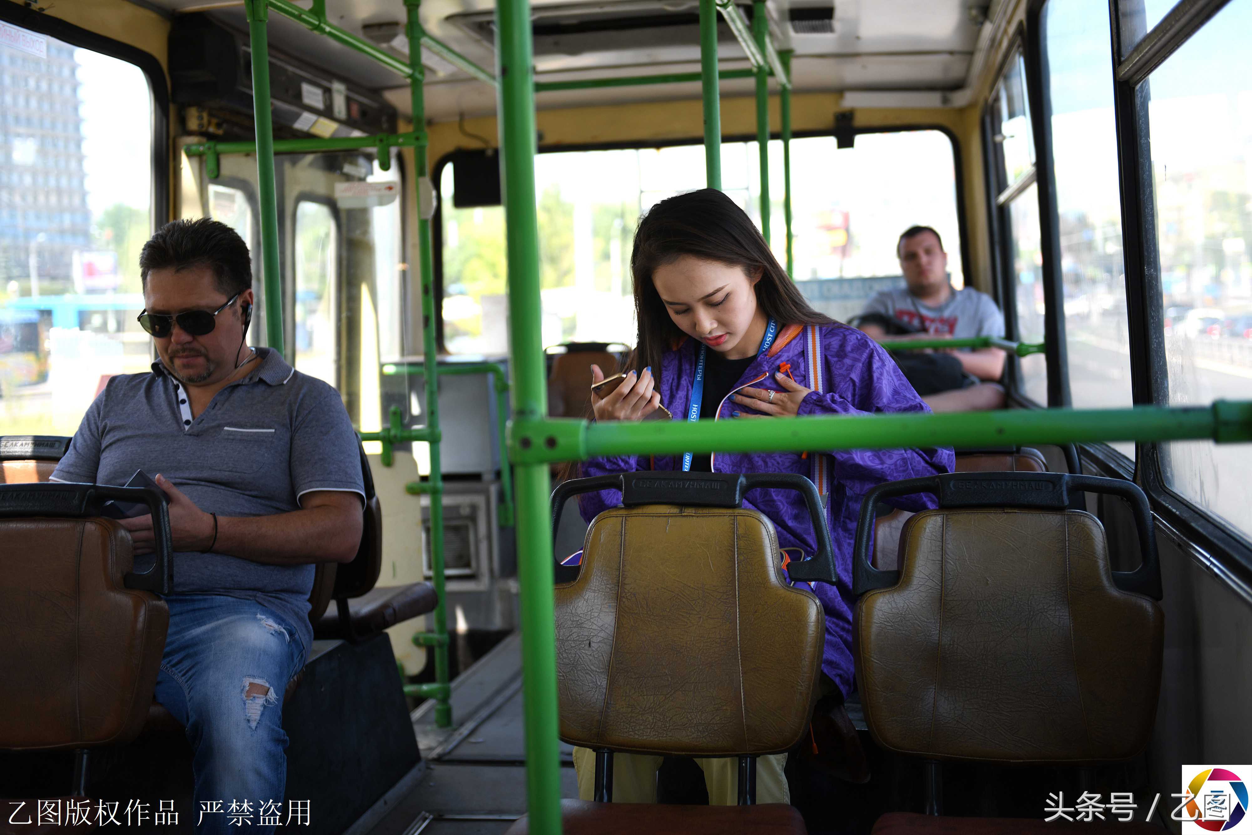 世界杯志愿者马真(世界杯志愿者中的中国女孩，因长相美常被球迷搂着拍照，微笑面对)