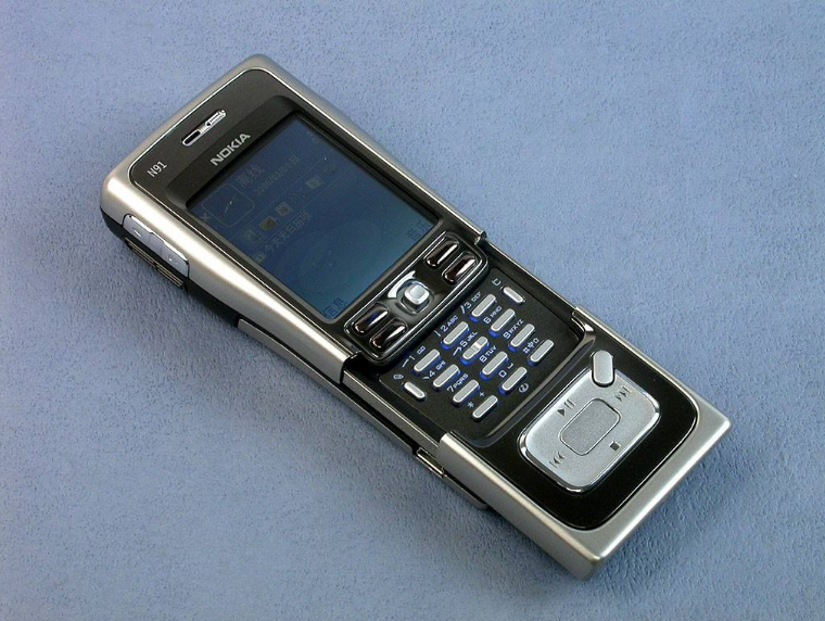 N91变成Nokia唯一一个武器装备了0.85寸小型机械硬盘的手机上