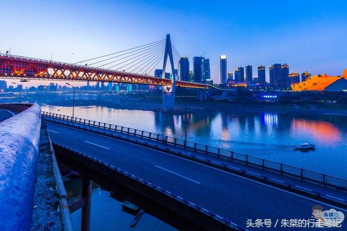 打卡重庆两个网红景点：一个差点治愈恐高症，一个夜色美的不像话