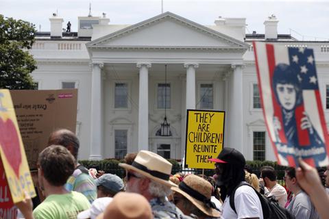 全美爆发700多场示威游行 高举标语“特朗普下台”
