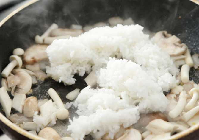 图片[5]-剩米饭别再炒饭了来试试这样的新方法出锅后饭菜都有了-起舞食谱网