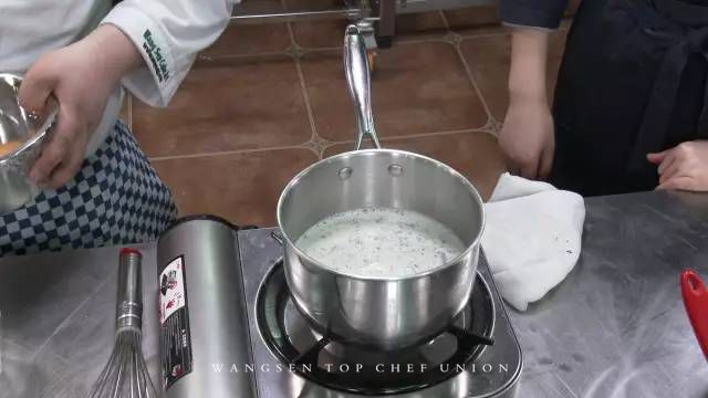 揭秘拿破仑酥制作零失败的秘密，5款千层酥制作配方集锦……
