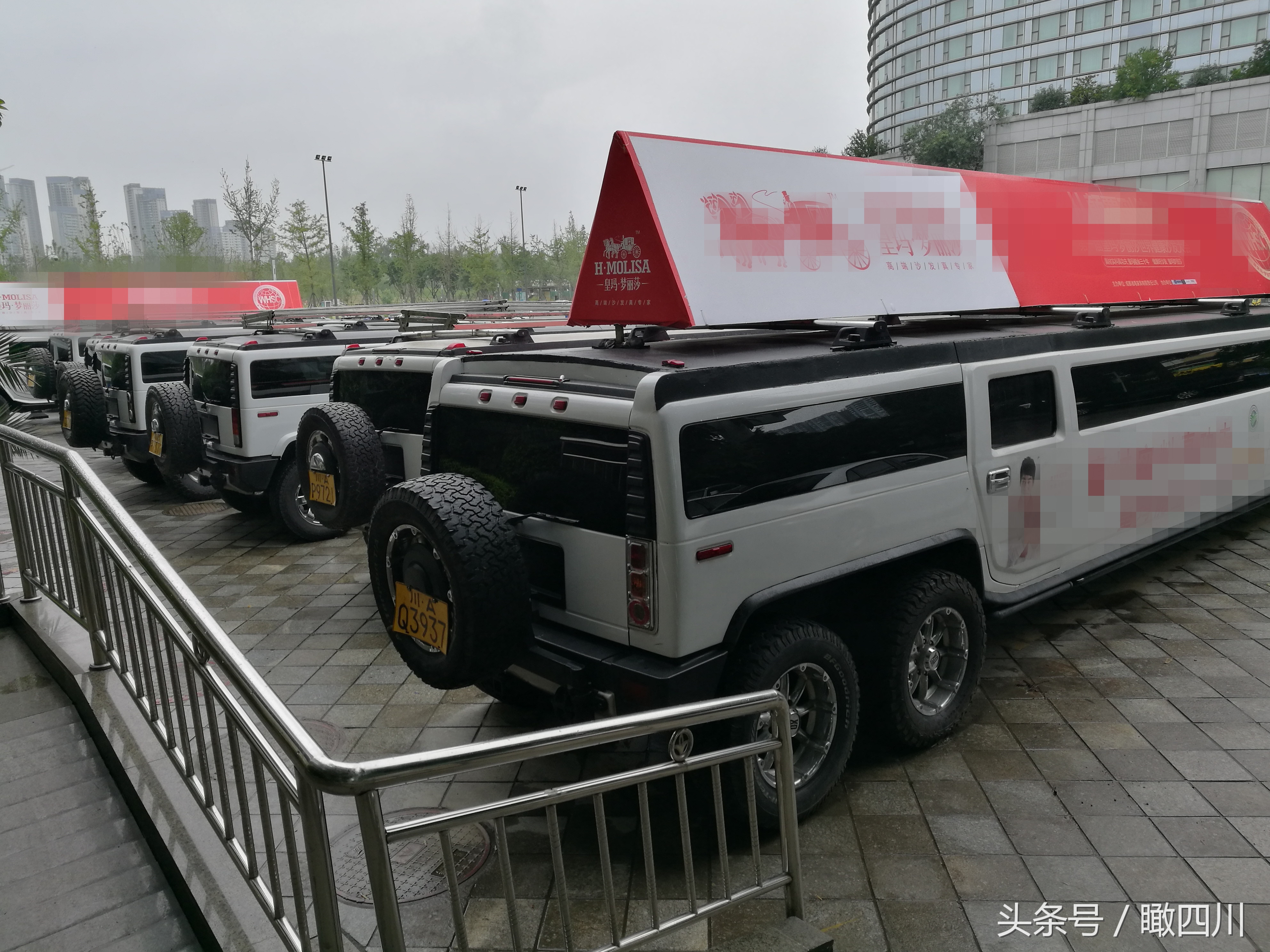 壕！长超10米，价值数千万的加长版悍马车齐聚成都街头