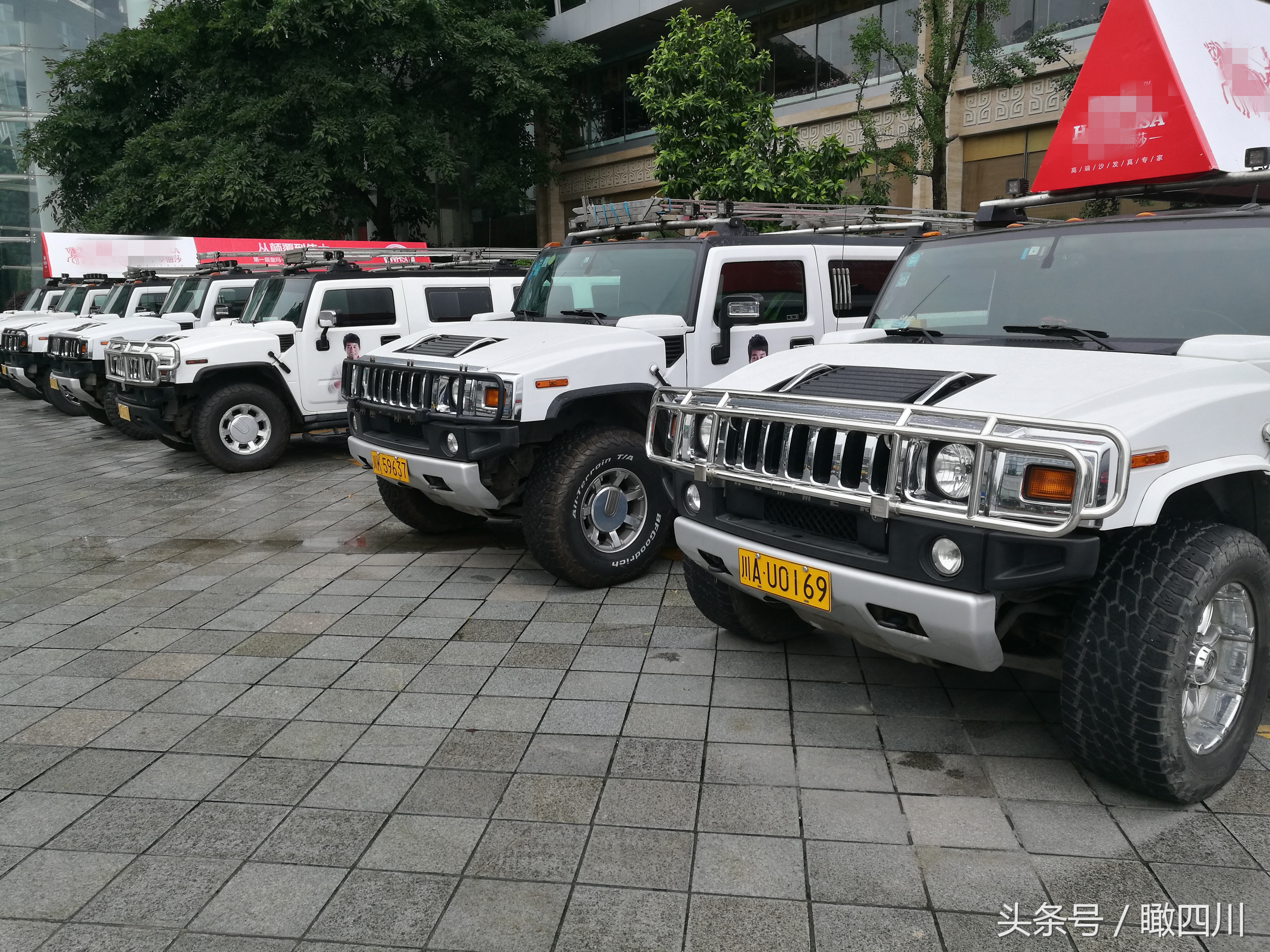 壕！长超10米，价值数千万的加长版悍马车齐聚成都街头