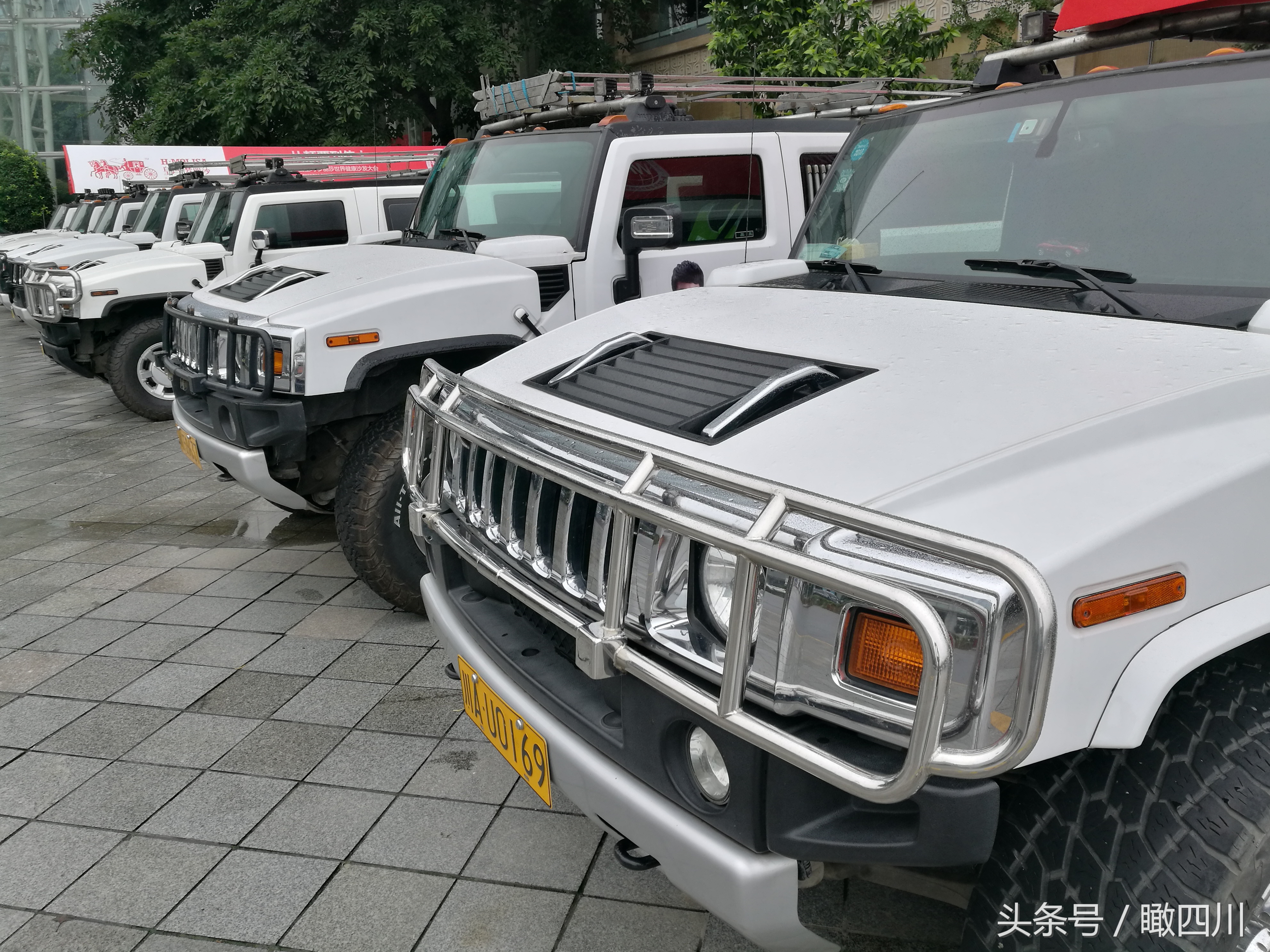 壕！长超10米，价值数千万的加长版悍马车齐聚成都街头