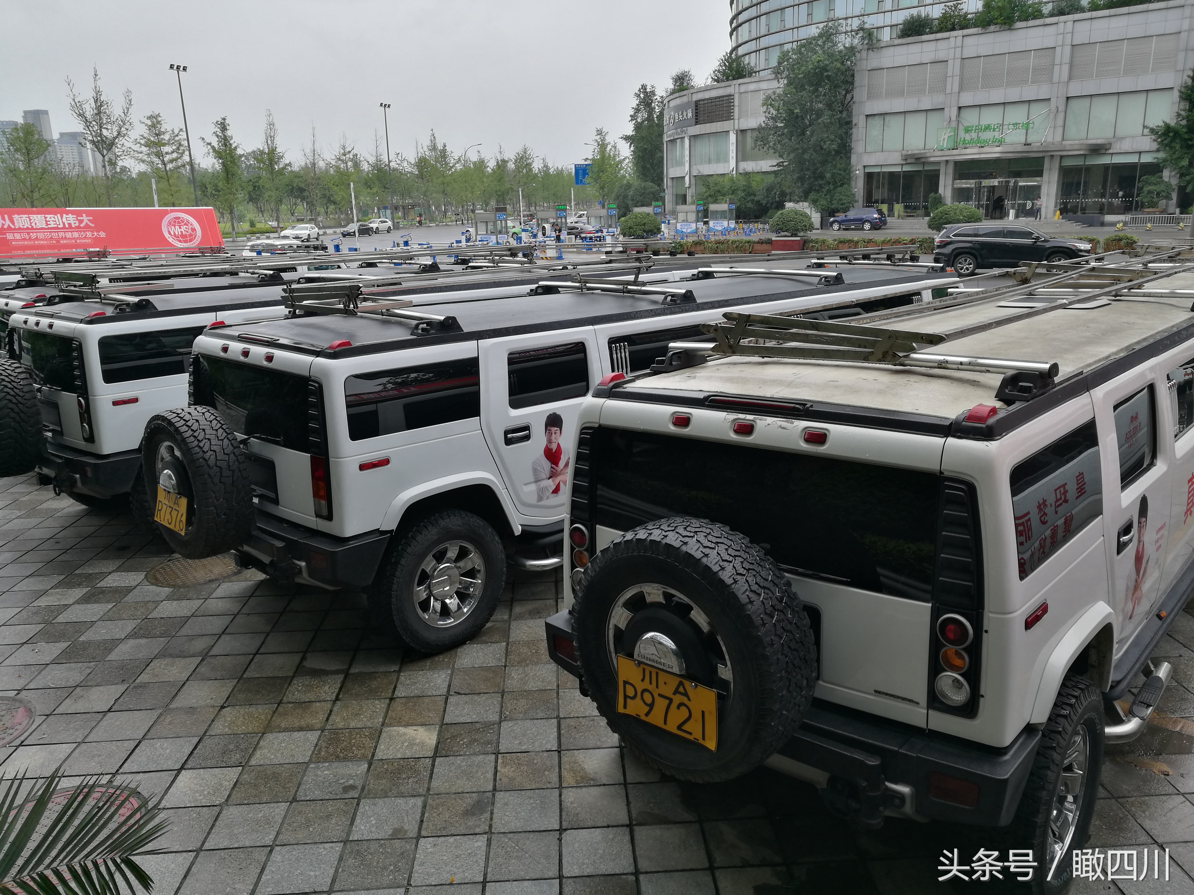 壕！长超10米，价值数千万的加长版悍马车齐聚成都街头