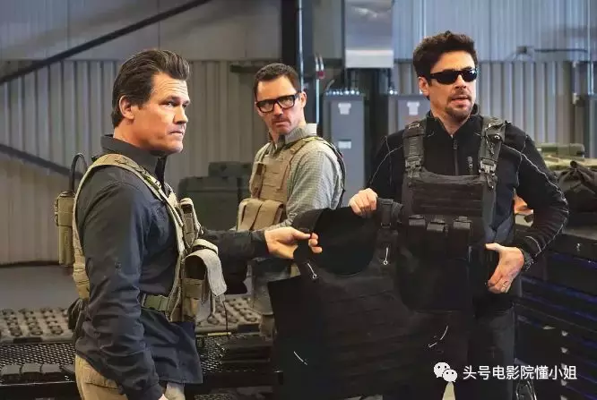 又有观众爽到了!牛片《边境杀手》再出续集 “灭霸”端枪突突突