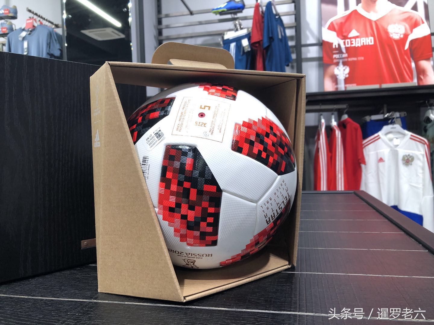 世界杯珍藏版足球为什么那么贵(限量珍藏版Adidas“电视之星”足球套装,谁见过?竟卖三万卢布!)