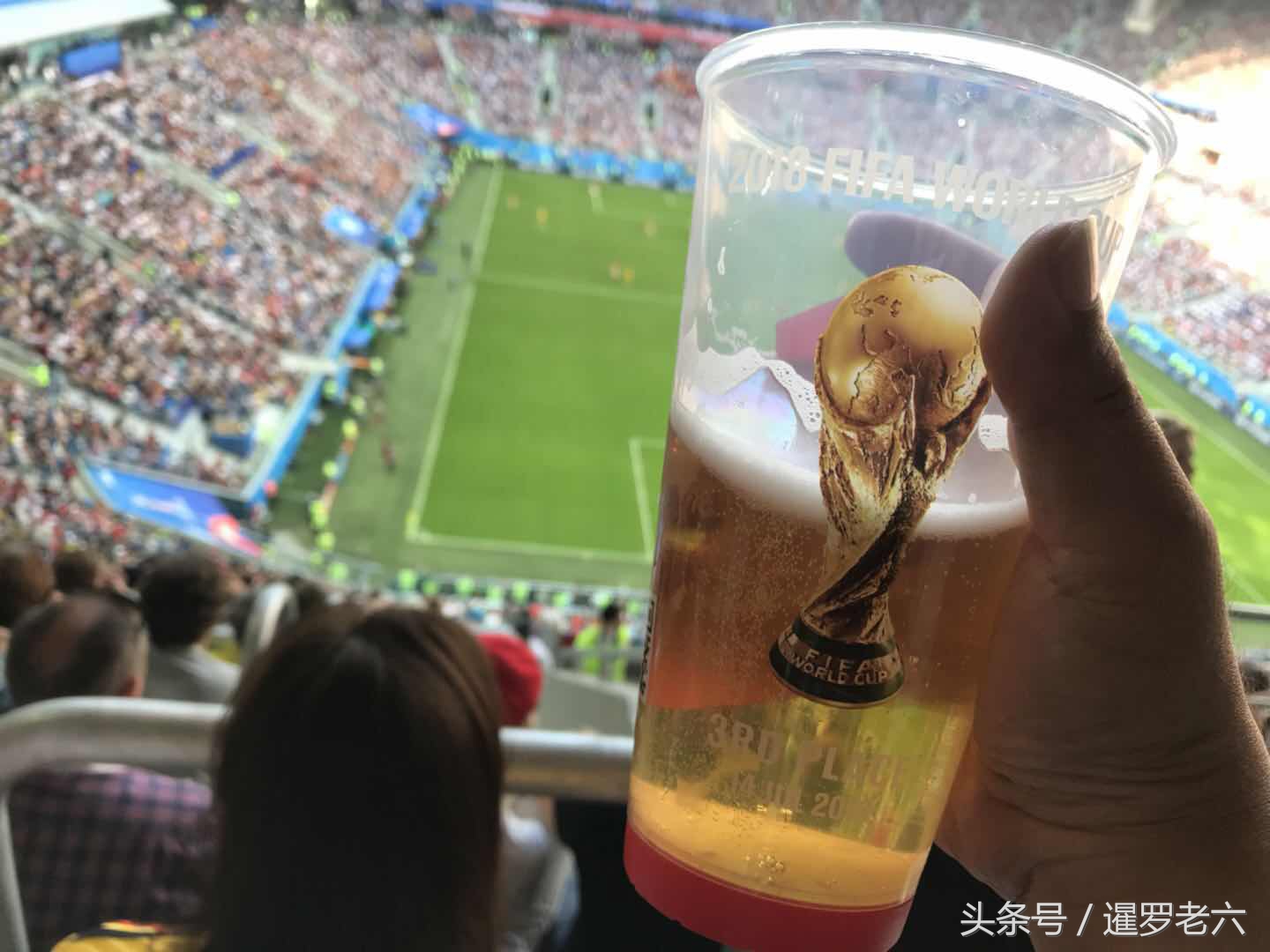 世界杯限量可乐玻璃杯(俄罗斯世界杯球场内，饮料啤酒真不贵！买可乐送杯子，也就20元！)