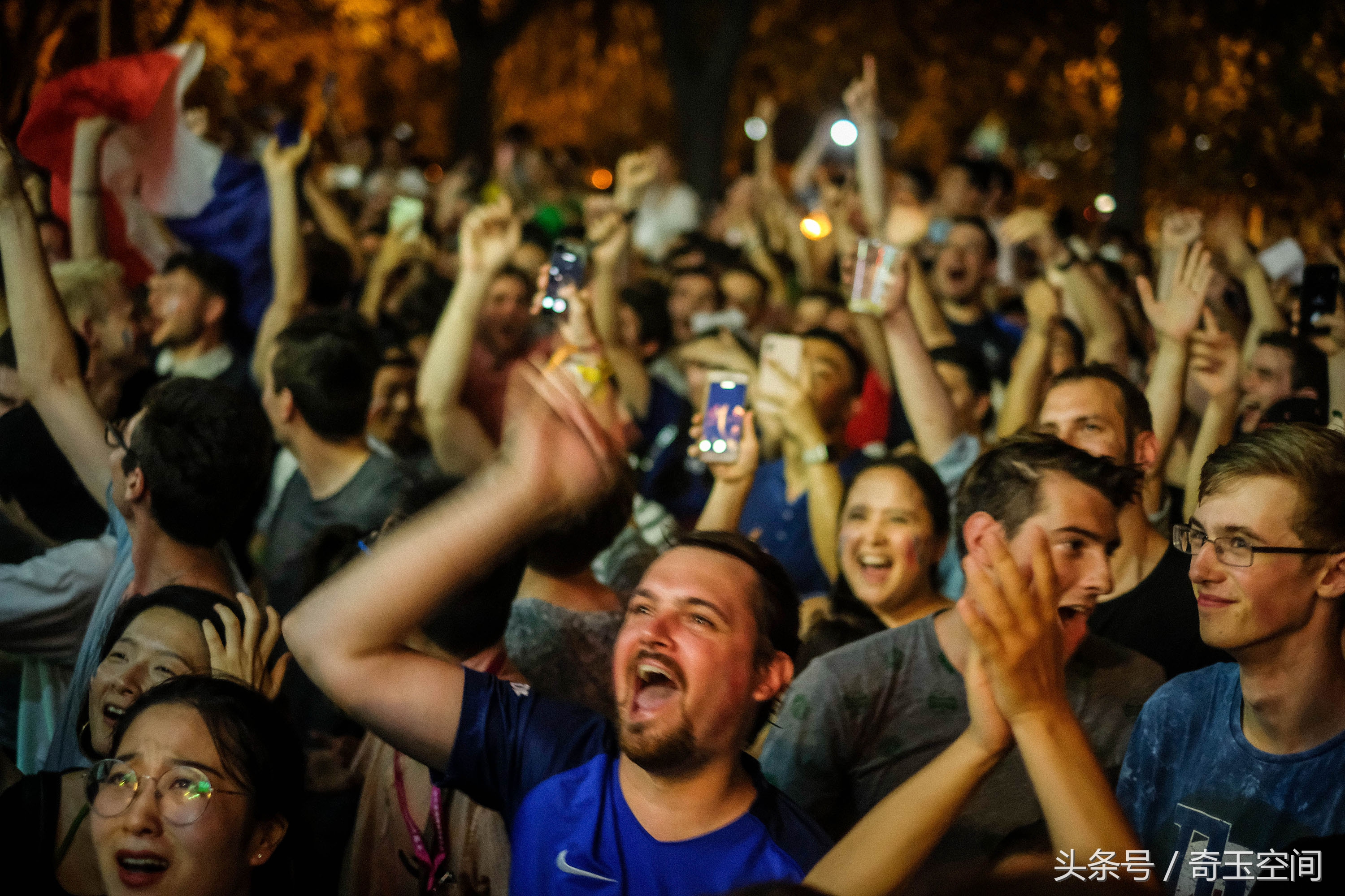 北京集体看世界杯(世界杯决赛之夜 球迷三里屯欢庆法国夺冠)