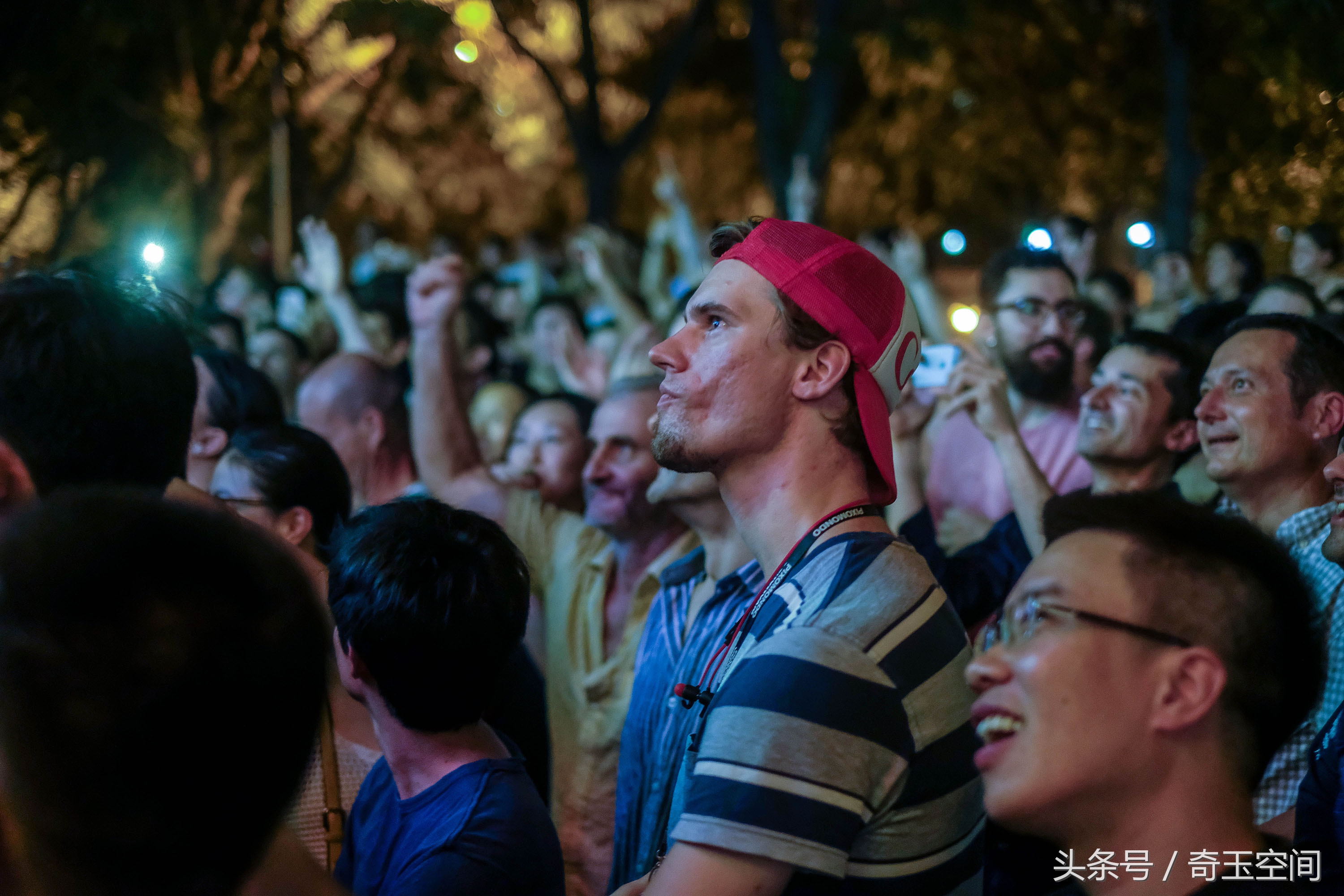 北京集体看世界杯(世界杯决赛之夜 球迷三里屯欢庆法国夺冠)