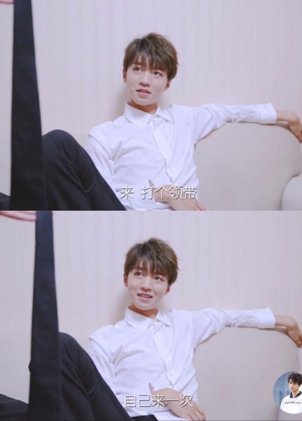 Wang Junkai listens should learn to tie tie, expression becomes awkward immediately, but person of sitting position hold up is worthy of already growing up! 