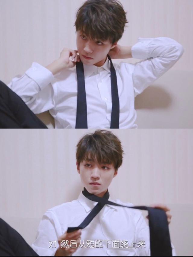 Wang Junkai listens should learn to tie tie, expression becomes awkward immediately, but person of sitting position hold up is worthy of already growing up! 