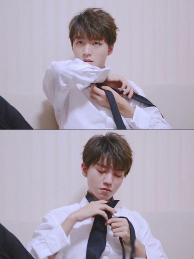 Wang Junkai listens should learn to tie tie, expression becomes awkward immediately, but person of sitting position hold up is worthy of already growing up! 