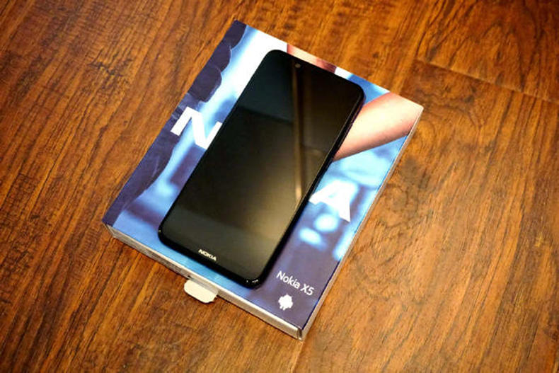P60 曲面屏手机！Nokia999元新手机上市
