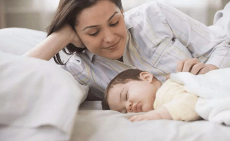孩子睡觉时妈妈这样做医生说是不对的，那该怎样做呢？