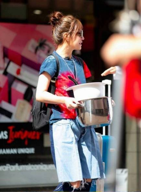 Zhao Wei takes the program on clothes of 30 big shop signs, and what Shu Qi wears is the old Western-style clothes 5 years ago