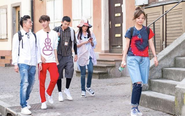 Zhao Wei takes the program on clothes of 30 big shop signs, and what Shu Qi wears is the old Western-style clothes 5 years ago