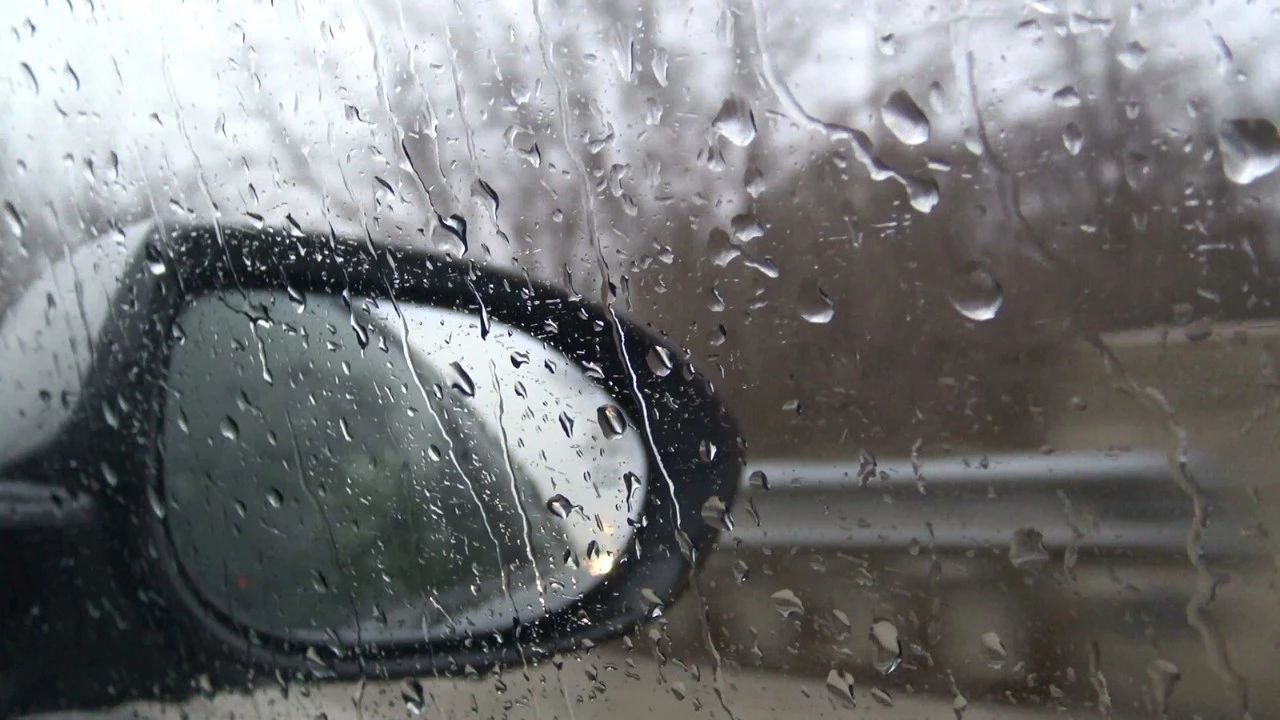 不好意思，下雨天不开车灯的人就是交通毒瘤！