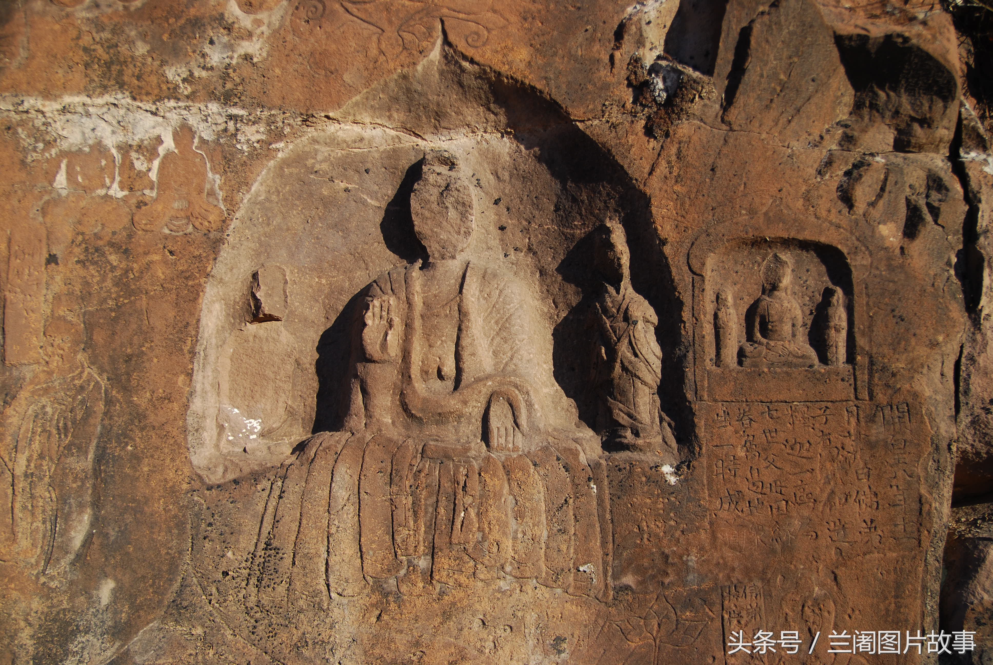 中国早期的佛教刻经之一，刻有《观世音菩萨普门品》的摩崖造像