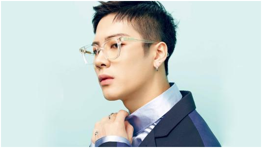 原来明星也这么不易，王嘉尔为了工作生病不就