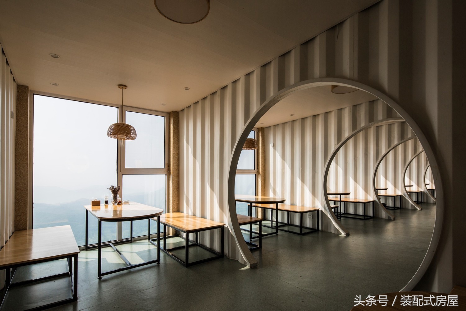 集装箱建筑模块化，组成集装箱悬崖餐厅