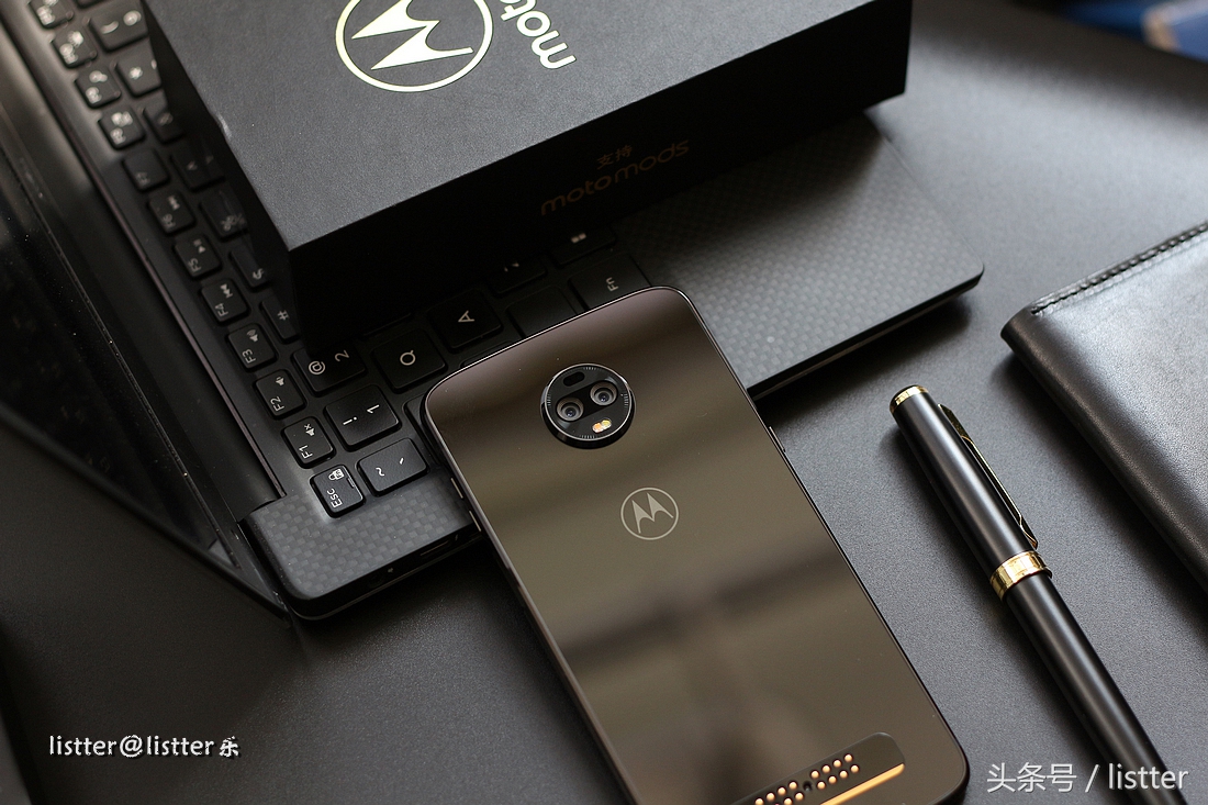 剛?cè)岵?jì)超級(jí)偶像實(shí)力派演員摩托車，motorola z3模塊化手機(jī)圖測(cè)！