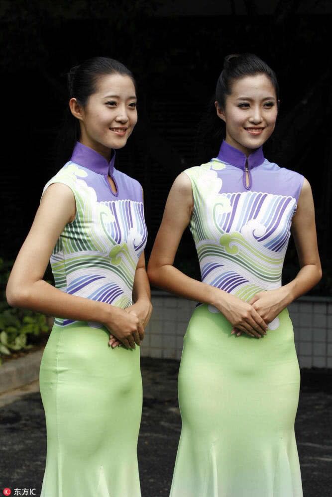 广州亚运会礼仪小姐双胞胎姐妹姐姐吴怡和妹妹吴悦(左)广州亚运会礼仪