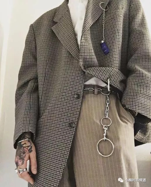 男士穿搭：铁腰链潮流大回归，妙用「裤链」让你变身硬派型男