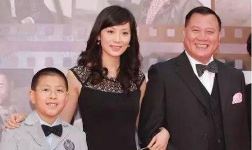 万梓良的不幸史：从影帝到街头"卖丑"，