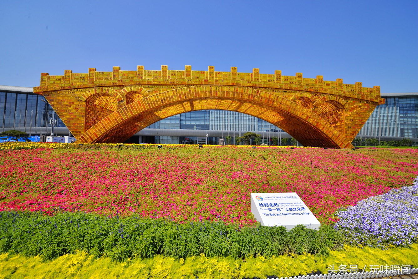 2万块长城砖形人造树脂水晶砌成，色如琥珀状如赵州桥的丝路金桥