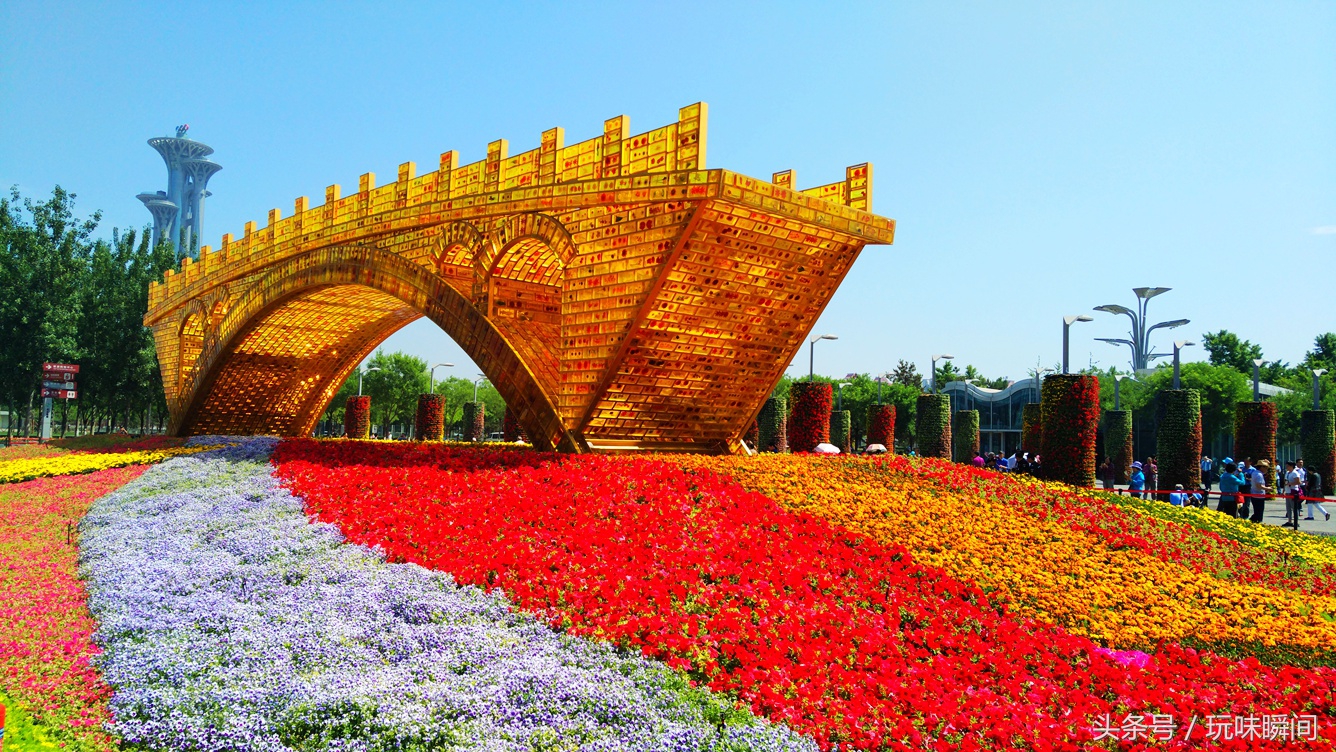 2万块长城砖形人造树脂水晶砌成，色如琥珀状如赵州桥的丝路金桥
