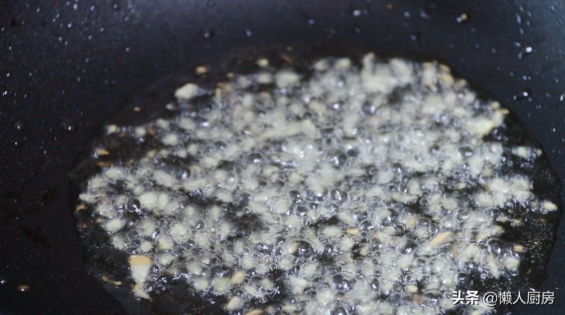 初春嚐鮮，挖野菜一天能賣100元，這樣包著春捲吃，還會灌湯