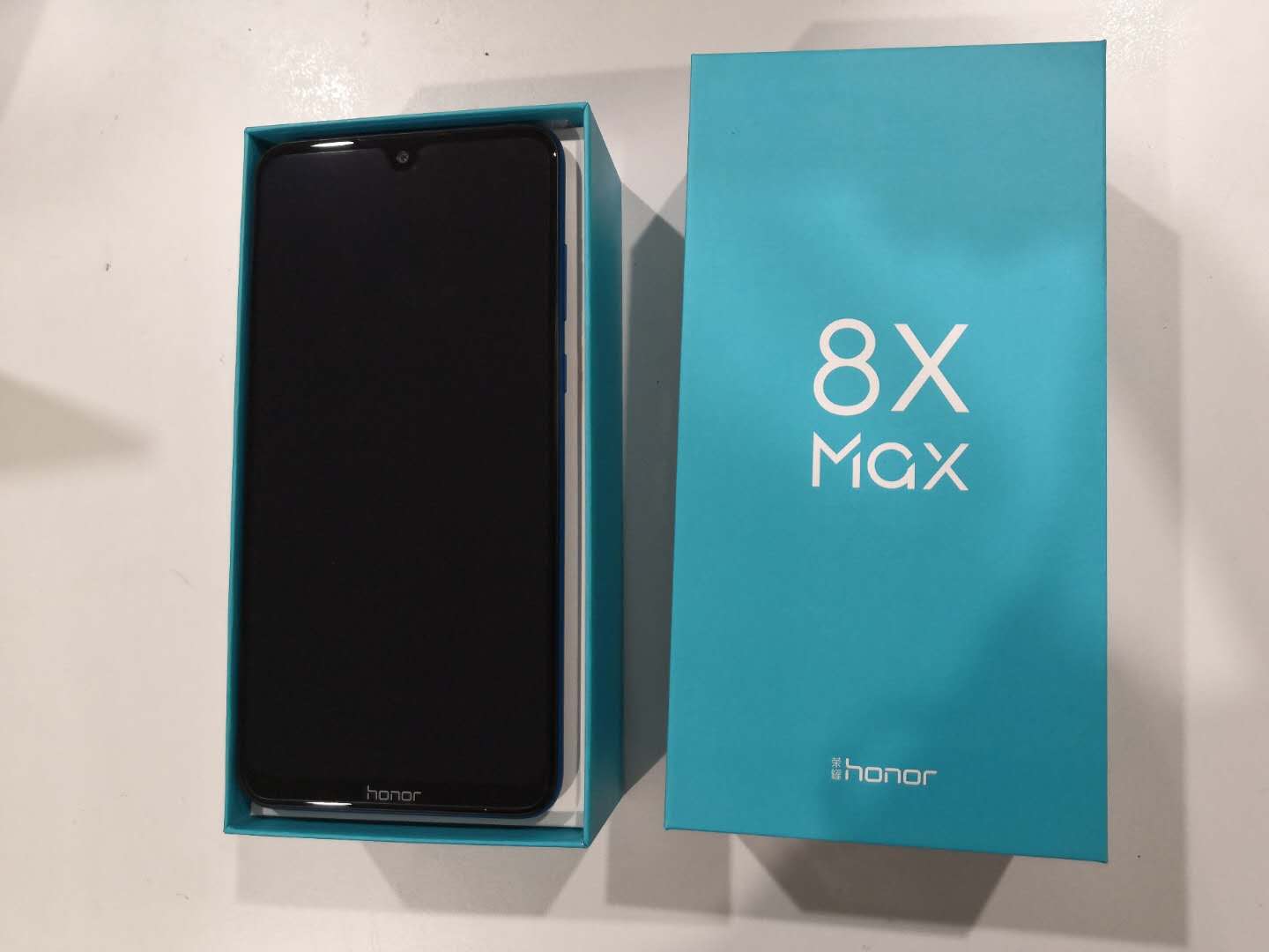 荣耀8X Max拆箱测评：双纹路拼凑设计方案，1000元大屏幕手机优选！
