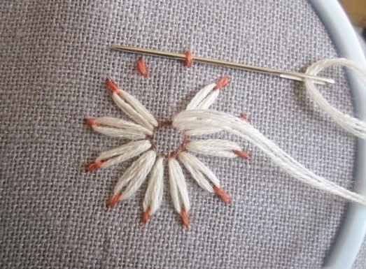 零基础学刺绣，绣完一朵小花花针法太简单了  第4张