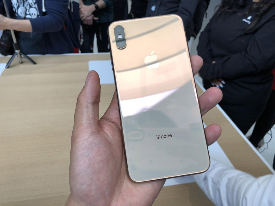 iPhoneXS/XS Max真机图赏：6.5寸屏幕 颜值和手感出色