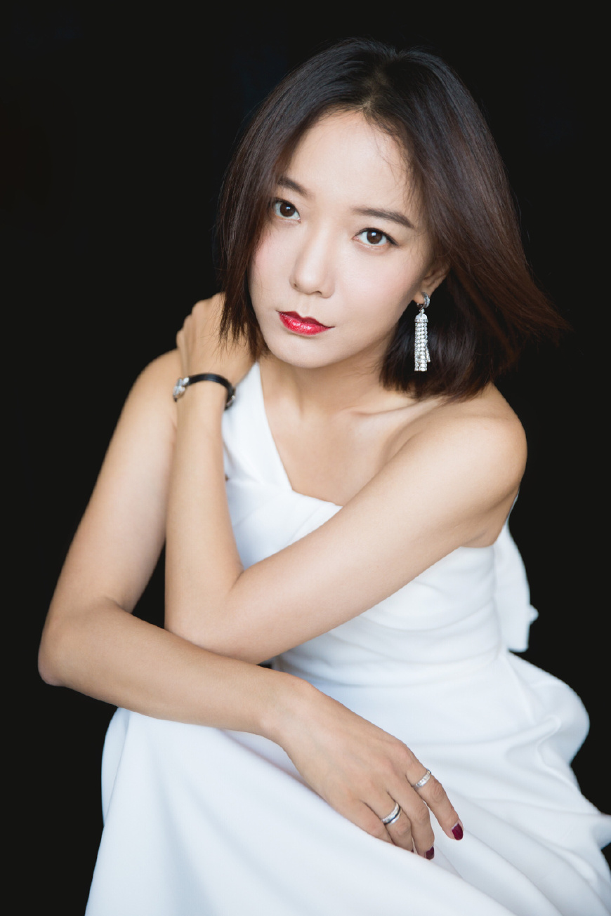 王珞丹穿衣真大胆，只裹一块“破布”就出门，