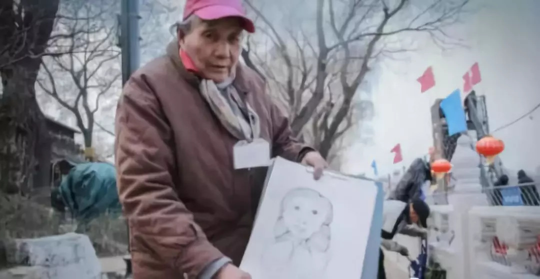70岁老太苦练7年，终成“灵魂画手”，画谁不像谁，却爆红网络……