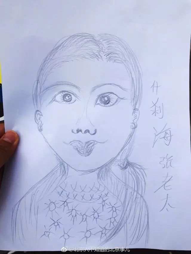 70岁老太苦练7年，终成“灵魂画手”，画谁不像谁，却爆红网络……