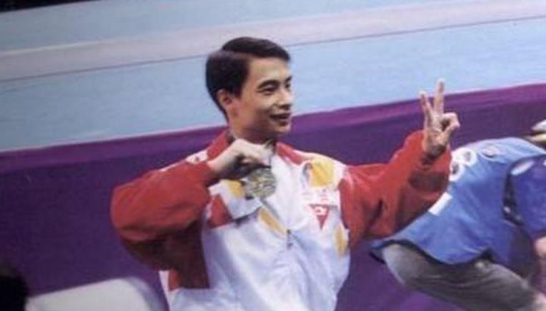 昔日奥运体操王子,身家上亿娶姑娘娇妻,却