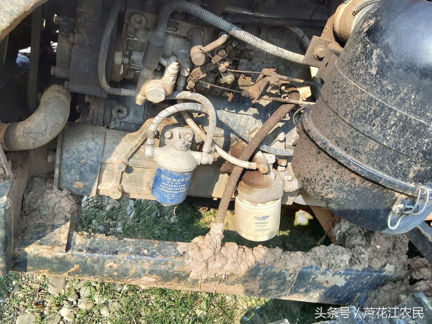 16年的農夫702履帶旋耕機，外觀撞得挺難看了