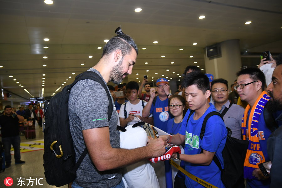 斯科拉cba在哪个队(“钻石”斯科拉开启CBA之旅 抵达上海受球迷热情接机)