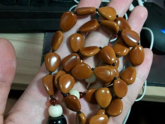 菱角手串菱角,又叫菱.二角为菱,形似牛角.三角,四角为芰.