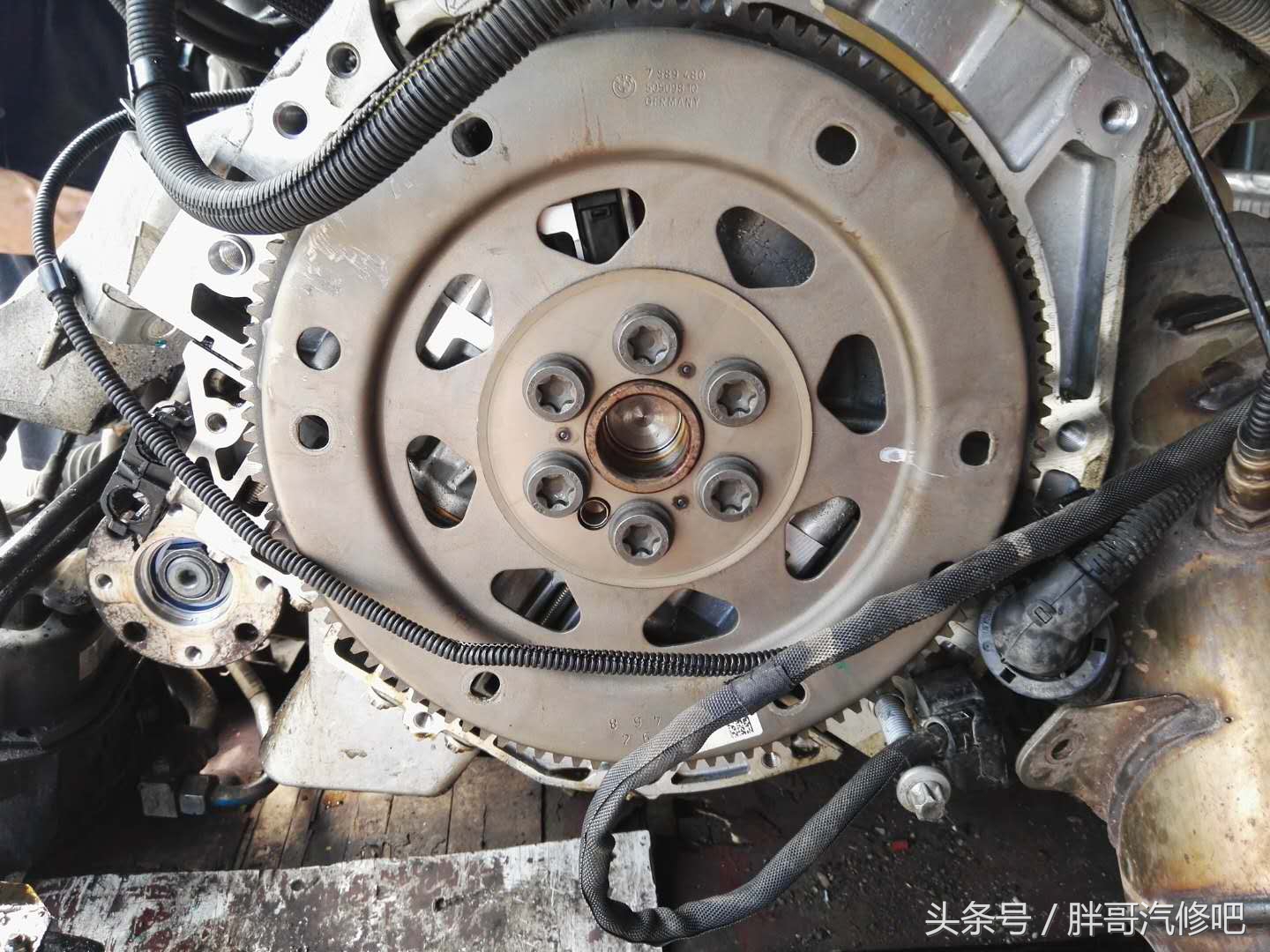 图片[7]_5年车龄的宝马发动机已经不是简单的渗油 维修起来很麻烦_5a汽车网