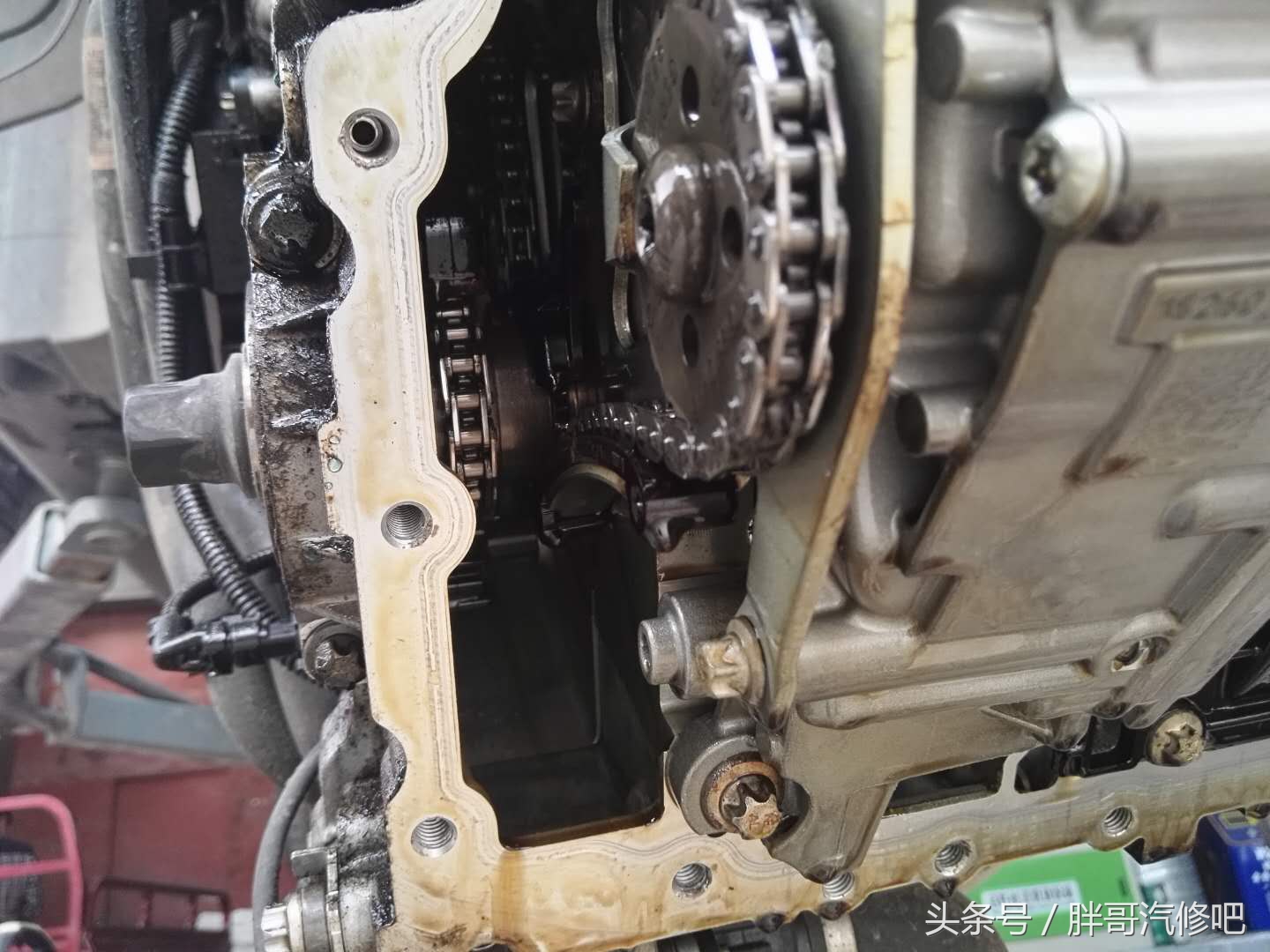 图片[13]_5年车龄的宝马发动机已经不是简单的渗油 维修起来很麻烦_5a汽车网