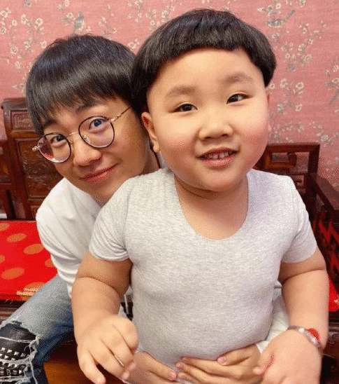 郭德纲6岁小儿子玩自拍，却意外曝光豪宅一角，金色系装修似皇宫
