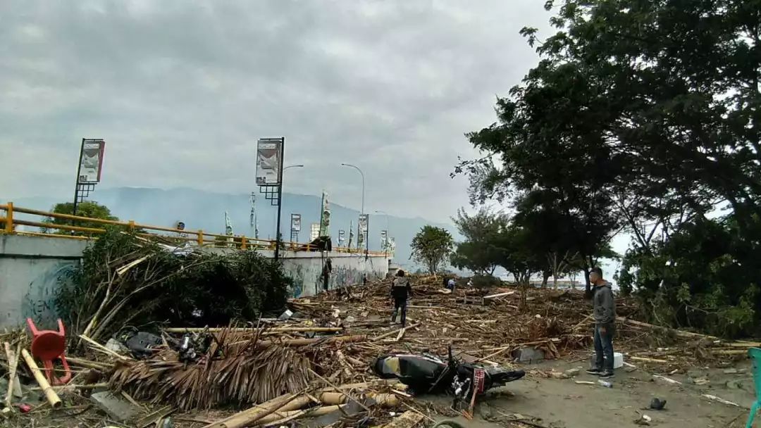 印尼强震引发海啸,两米巨浪卷走一家5口,